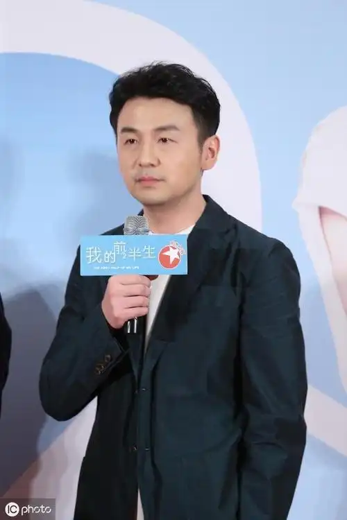 相继靳东,雷佳音,张嘉译之后,又一位大器晚成的中年大叔霸屏_演技