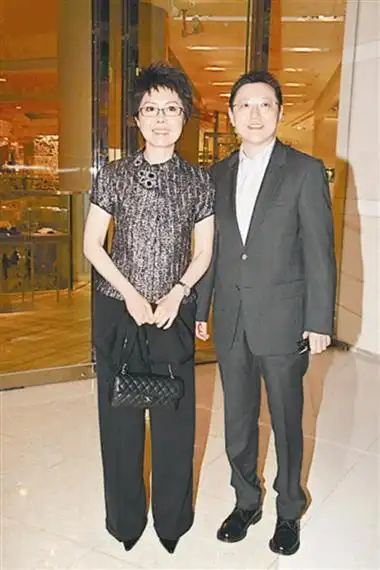 关菊英周伟利接吻 周伟利关菊英同性恋情正式曝光【二人亲密照】