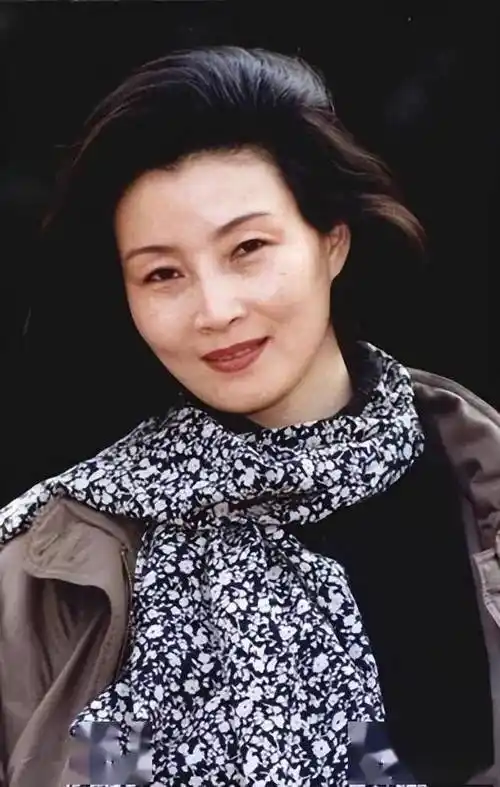 上海演员朱茵年轻时离婚女儿成最大心病晚年再婚后变得幸福