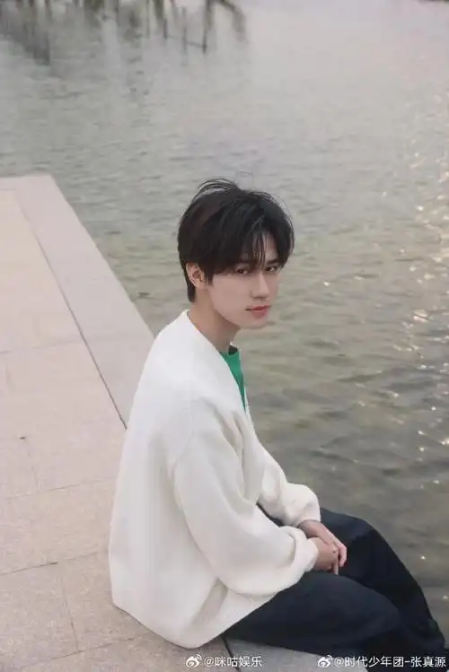 张真源白色针织毛衣#张真源春日随拍好温柔啊,春天想和帅哥一起去