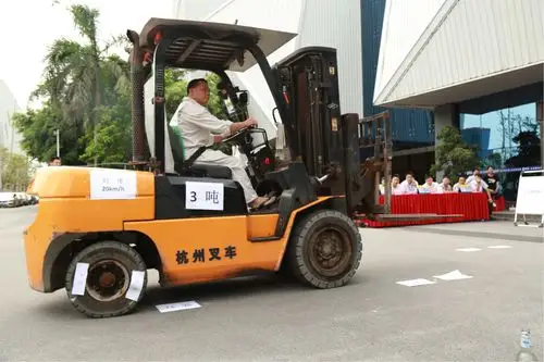 紧接着到了第三部分,现场工作人员正模拟叉车作业现场.