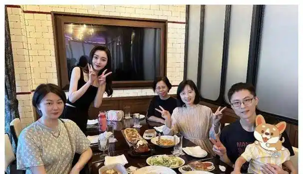 宋轶新加坡探亲家庭曝光,全家风华绝代,白敬亭遭嘲高攀?