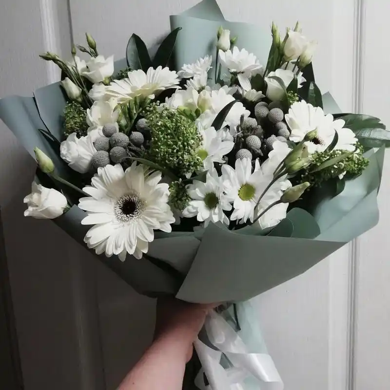 我们可以选择一些色彩比较素淡的花束来表达思念之情,除了常见的白色