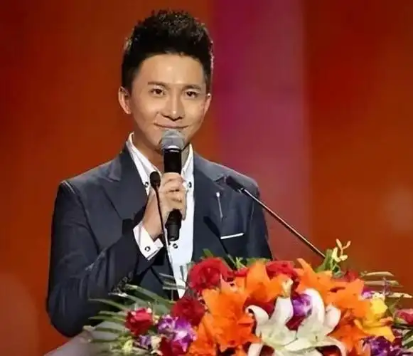 回顾央视帅气男主持边策32岁时从8楼一跃而下成母亲余生之痛