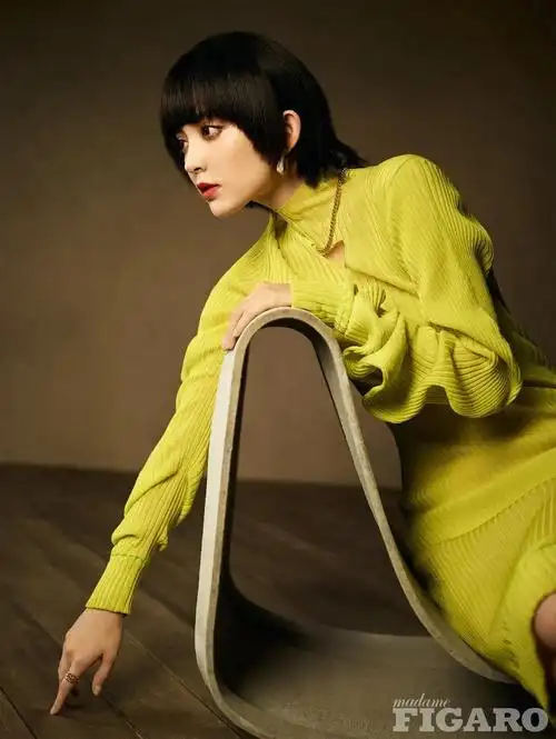 古力娜扎酷飒短发写真太美了魔鬼身材性感靓丽