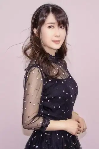 孟庭苇气质太惊艳,波点纱裙配麻花辫减龄又少女,50岁美成20岁