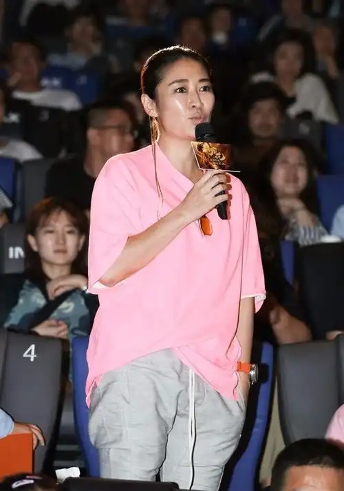 47岁梁静穿粉衣扮嫩,身材臃肿似大妈,43岁马伊琍还嫩的有气质!