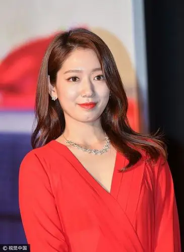 朴信惠一袭红裙出席圣诞树亮灯仪式 获赠宠物帽惊出双下巴