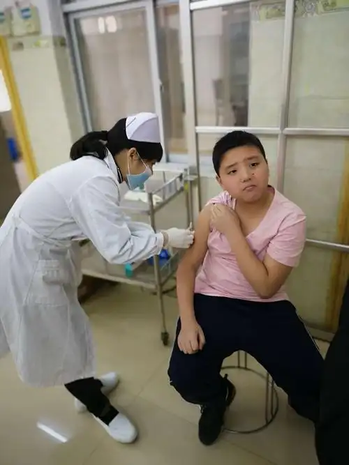 护士阿姨在帮我打针,其实我内心是万分的紧张了,却不得不假装镇定.