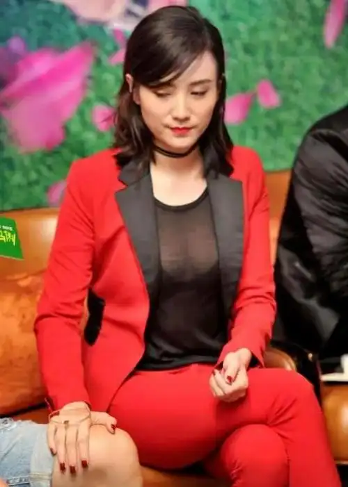 宋佳性感红装内搭半透衫,婀娜多姿吸睛夺目!