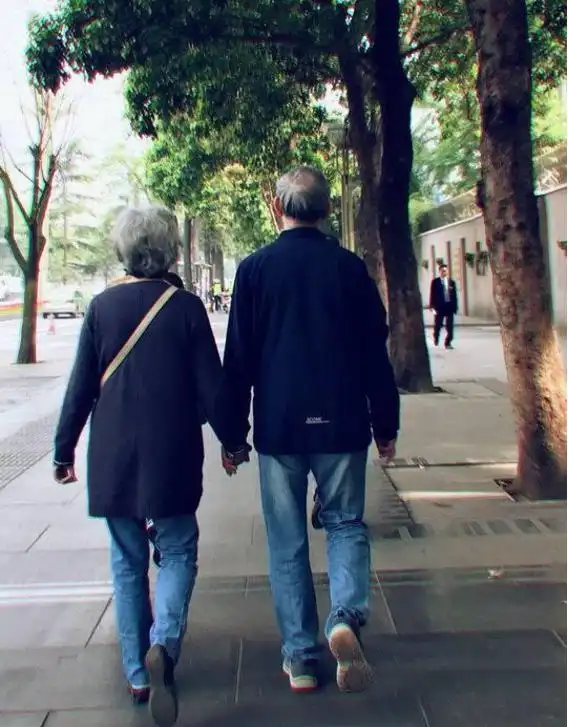 年轻人秀恩爱让人羡慕看到老夫妻的牵手背影照这才是爱情