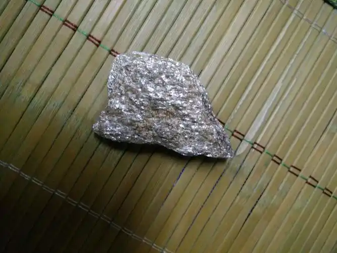 如图,碎片掉下来和小鳞片似的