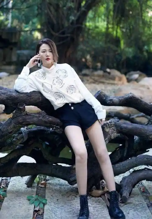 谭维维拍摄时尚大片,穿蓝丝绒时尚裙秀美腿,这身材谁不羡慕_look_黑色