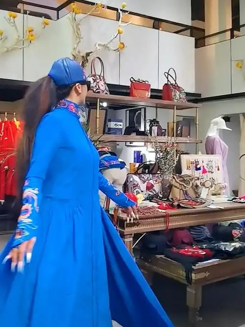 62岁杨丽萍逛私人服装店一条裙子价格上千屋子角落摆满艺术品