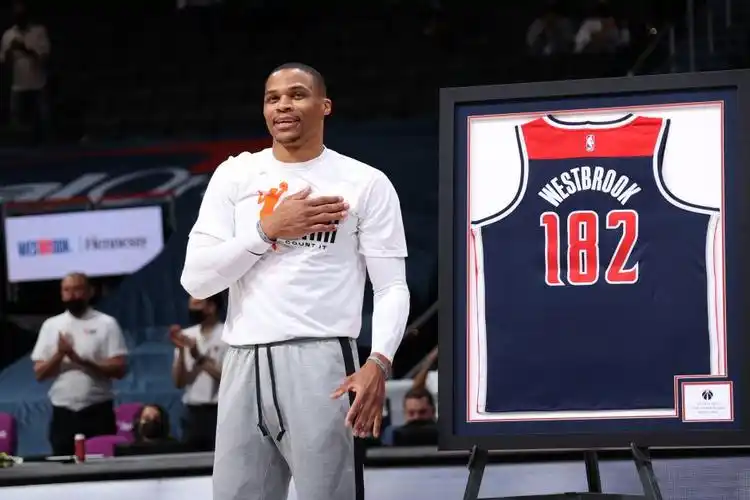 奇才队为威斯布鲁克送上182次三双的纪念球衣