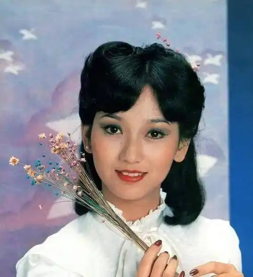 赵雅芝晒年轻时的照片,青涩的脸庞和稚嫩的眼神,不愧为影视女神_人们