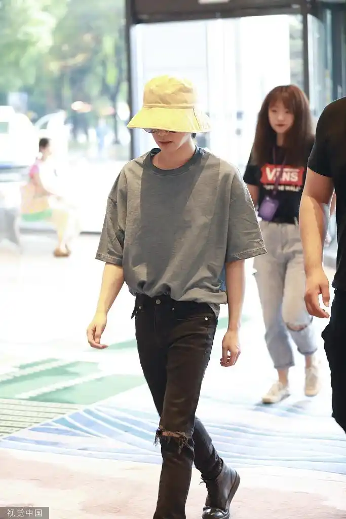 华晨宇渔夫帽低调现身机场 今日份的夏日酷盖上线