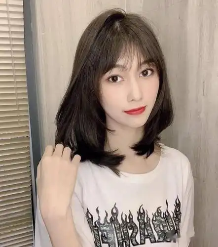 2021年超火的"剪碎了修颜中长发"_发型