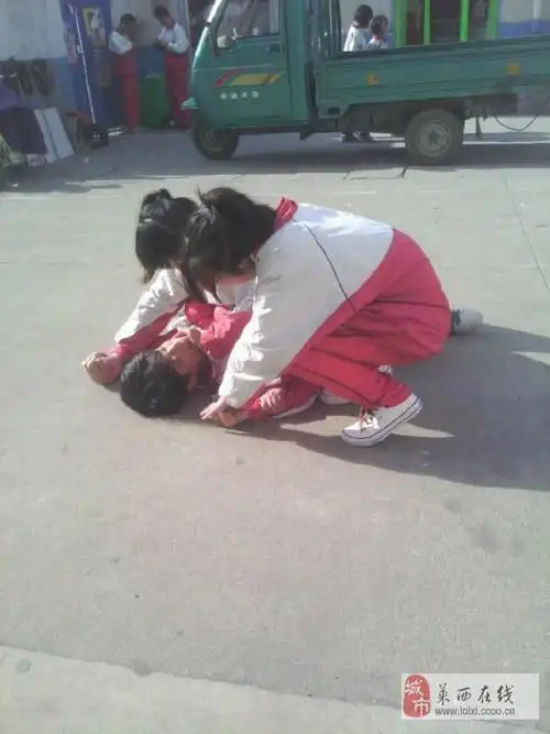 这是干什么啊?两个女的欺负一个男的