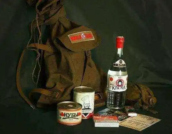 苏联人的方式则是喝酒,对于俄国人来说,没有什么是一瓶伏特加解决不了