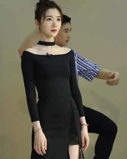 毛晓彤真大胆,穿连体泳衣披男士衬衣,不俗反惊艳