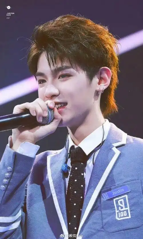 黄明昊0406出道六周年快乐##黄明昊出道六周年晒照