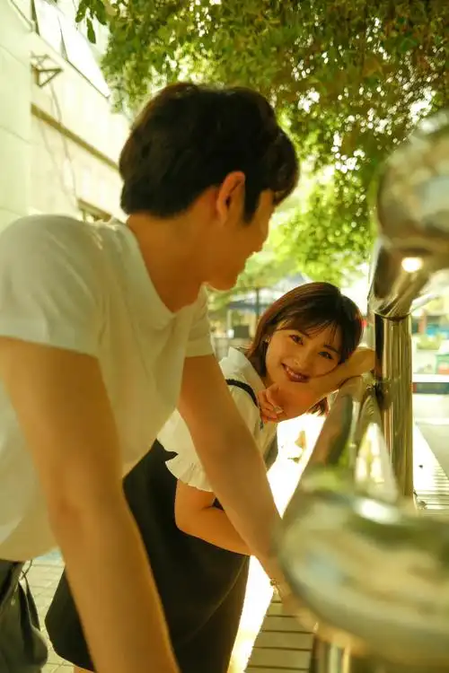 25岁沈月恋爱现状曝光与男友罕见挽胳膊同框互动细节难掩甜蜜