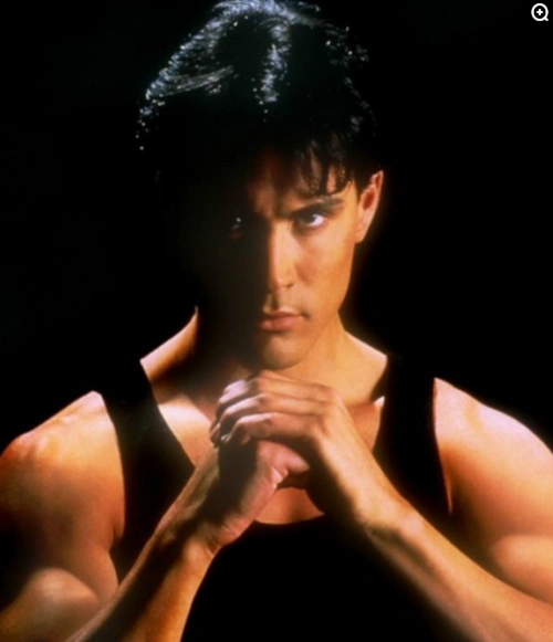 李国豪:李国豪在拍摄《乌鸦》时的一场枪战,不知道是真枪,腹部中枪