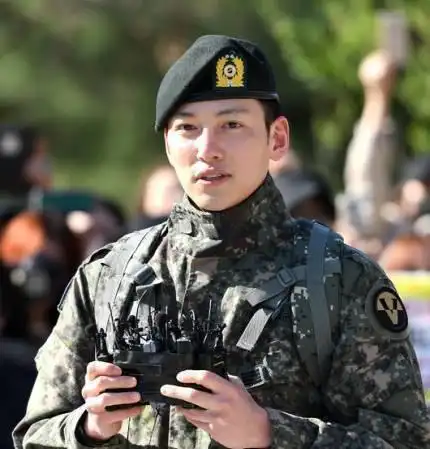 继李敏镐后池昌旭也退伍了,素颜亮相的这张脸你打多少分?