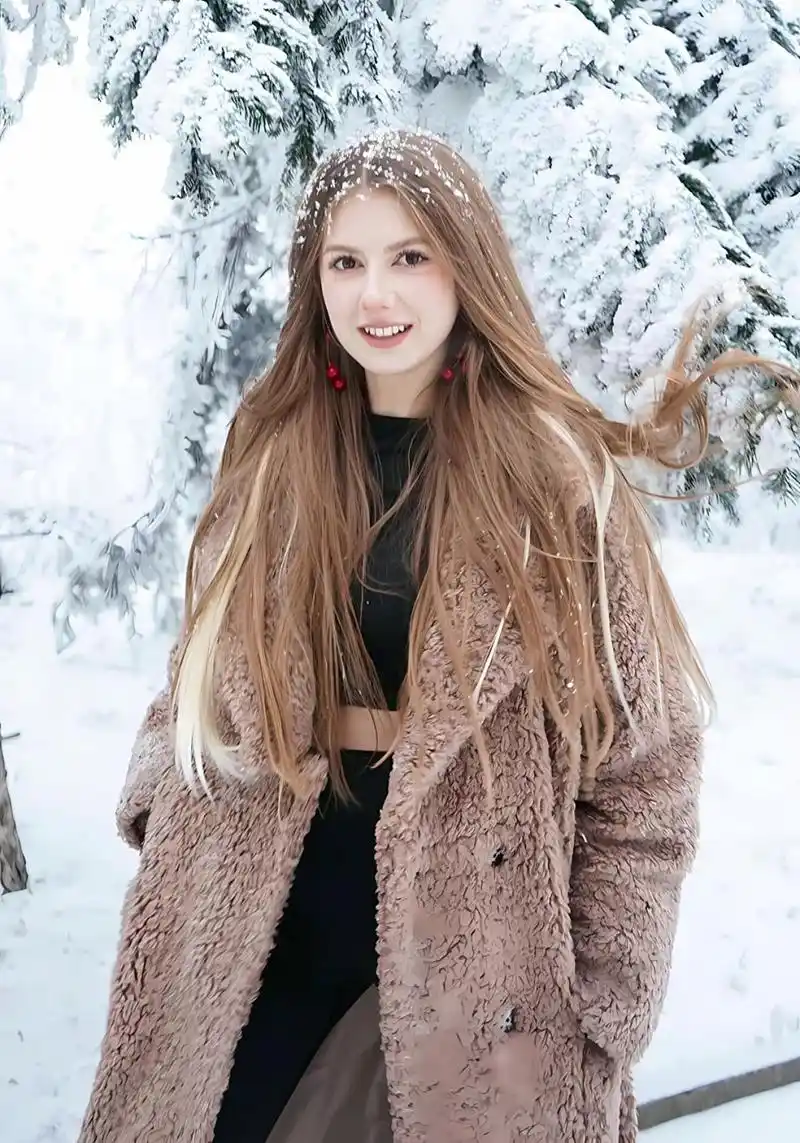 安吉里卡·科诺娃,俄罗斯女模特,因为拥有一头金色长发及丰满身材将其