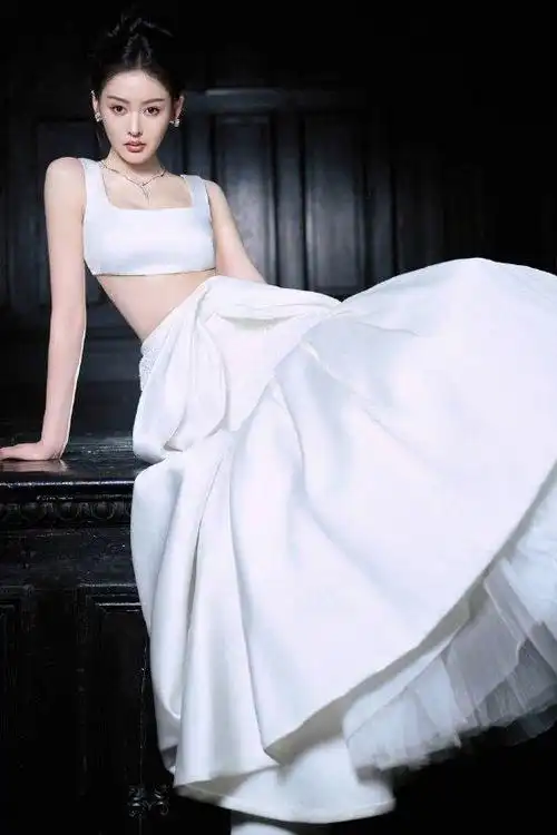 近日,张天爱工作室在社交平台发布了一组张天爱穿白色婚纱礼服的照片