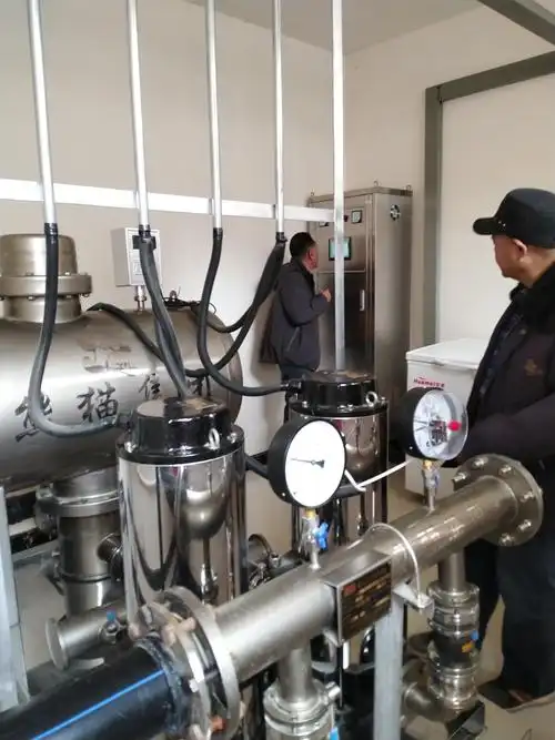 锅炉工依然坚守在岗位上,确保锅炉正常运行