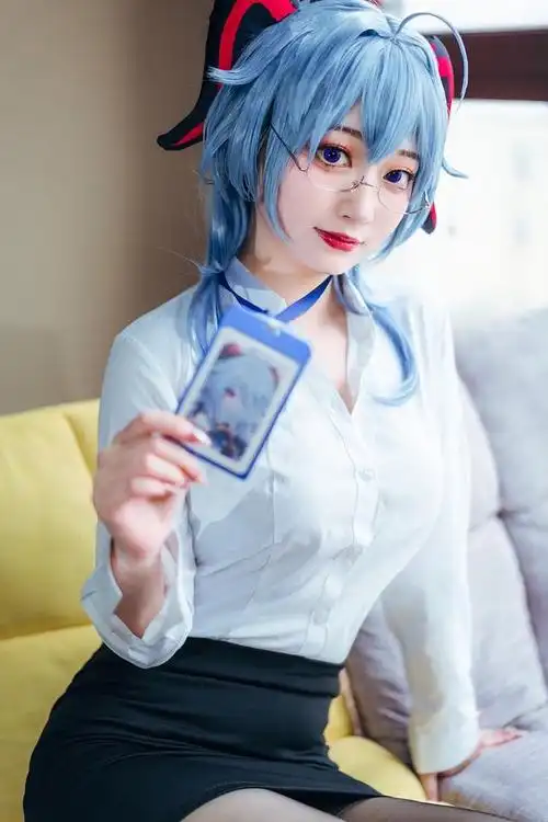 微胖小姐姐《原神》甘雨cosplay写真,白衬衫包臀裙惟妙惟肖