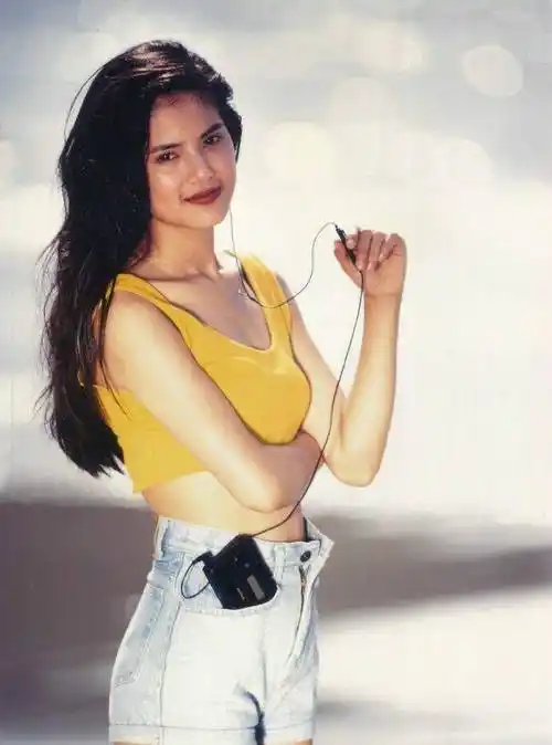 李若彤晒时尚旧照,短背心配热裤复古又迷人,蜜桃臀让人挪不开眼