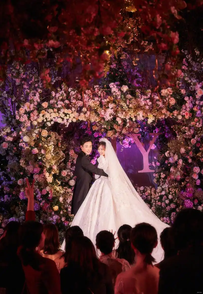 唐嫣罗晋婚礼现场图曝光,童话里公主和王子梦幻婚礼!