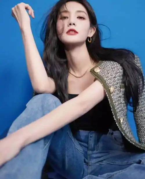 30岁李一桐演技炸裂颜值爆表,吊带搭牛仔裤身材完美红唇娇艳迷人_道路