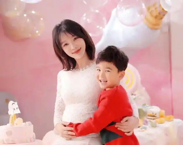 央视主播胡蝶二胎得女!放弃保研,嫁大12岁名导,如今事业爱情双丰收!