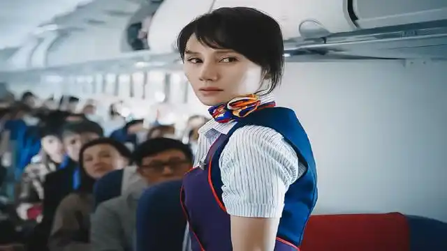《中国机长》乘务长袁泉危情面前沉着冷静,一个小动作却暴露了此时的
