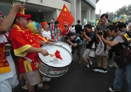 图文亚洲杯开幕式在北京举行擂鼓助威的球迷