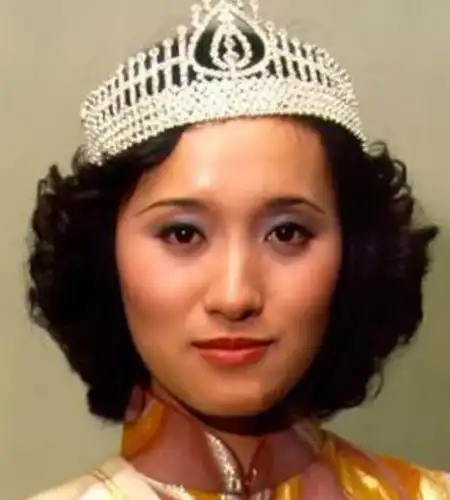 七十四岁冯淬帆现身,消瘦又单薄,与老友互相送祝福