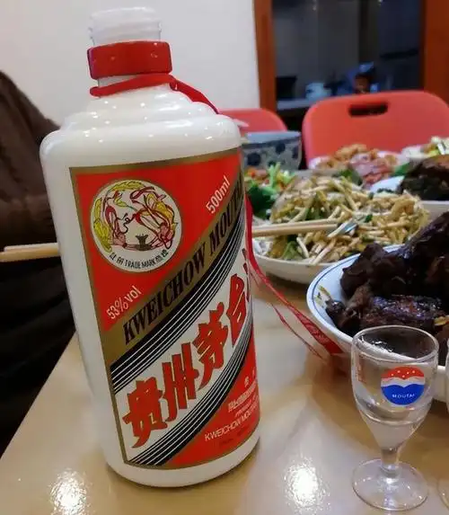 都会遇到形形色色的压力,对于男人而言,排解情绪最常用的方式就是喝酒