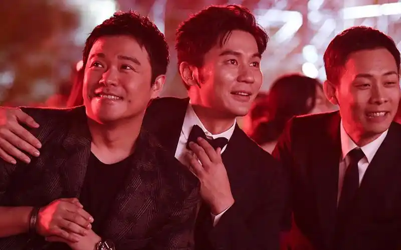 张译曝拍《士兵突击》时,被陈思诚段奕宏李晨撕烂棉袄,拖进迪厅