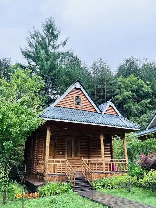 国家4a级旅游景区 曾家山景区森林木屋民宿_副本.jpg