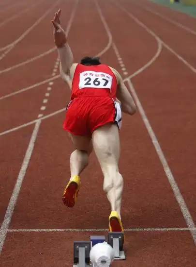 图文全国田径大奖赛肇庆站赛况百米起跑瞬间