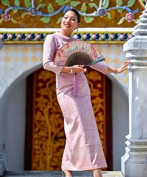 苏提达王后:珠圆玉润旺夫脸,46岁穿薄纱裙美翻,诗妮娜拿什么比