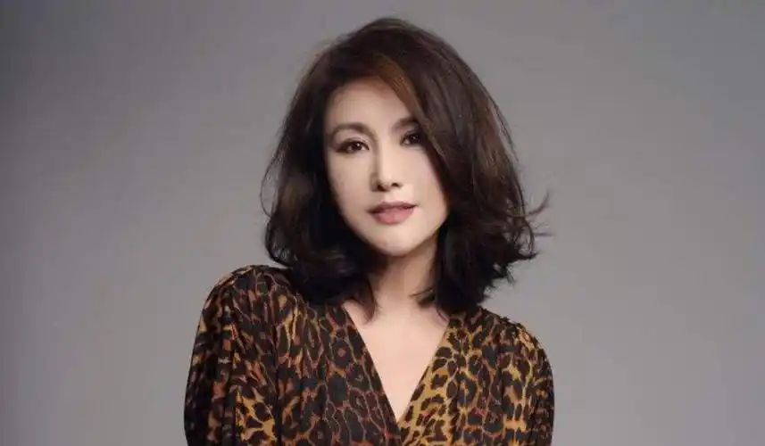 她被誉为"最美警花",嫁大23岁导演,今52岁已为爱守寡6年