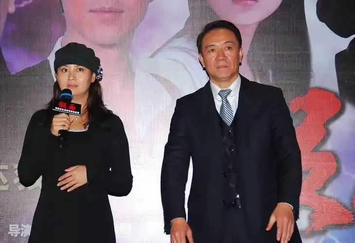 原创李幼斌妻子史兰芽笑起来好甜美黑色穿搭配报童帽端庄又时髦