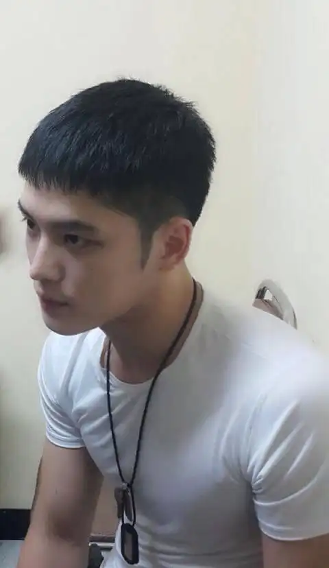 短寸检验真帅哥,金在中入伍后的新发型小平头怎么样!
