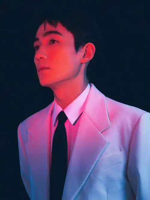 朱一龙身穿白西装亮相白玉兰颁奖典礼纯白色上衣衬托出眼神