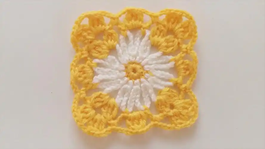 钩针编织雏菊花纹的水杯垫编织详解